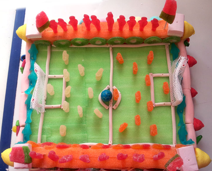 Campo de fútbol - pastel de chuches personalizado - 9ca9f-7a147-pastel-futbol.jpg