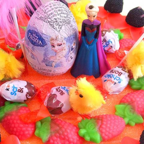 Dues mones de pasqua mitjanes amb ou de xocolata i figureta Frozen